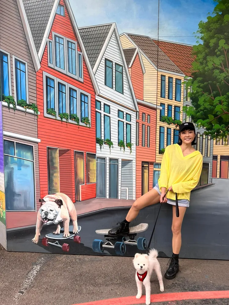 愛犬小白陪著唐玲度過許多低潮。唐玲提供