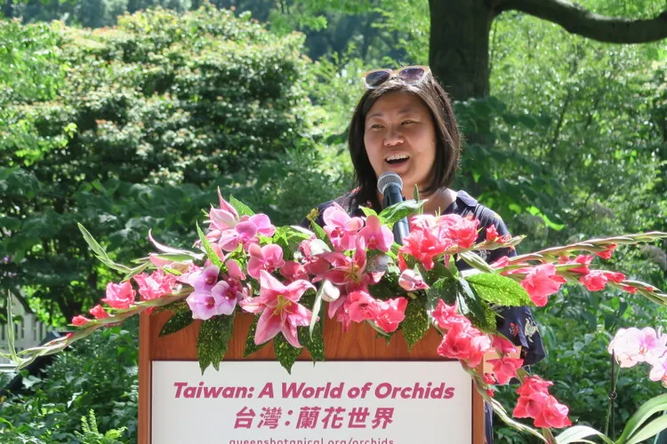 雙親來自台灣的美國聯邦眾議員孟昭文投入期中選舉，爭取第6任。圖為孟昭文8月11日參加紐約皇后區植物園「台灣：蘭花世界」特展。中央社