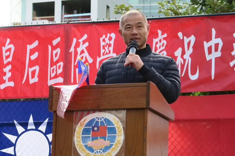 生於台灣的紐約州參議員劉醇逸在期中選舉爭取連任，10月8日參加皇后區雙十國慶活動發言時夾雜台語，炒熱氣氛。中央社