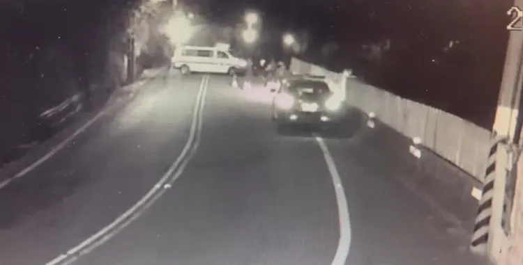 監視器拍下兇案現場多人聚集，斗南快打警力趕抵，帶回涉案人士偵辦。民眾提供