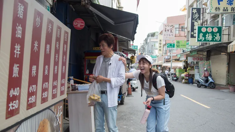 洪榮宏(左)與張文綺一起逛台南早市。東森提供