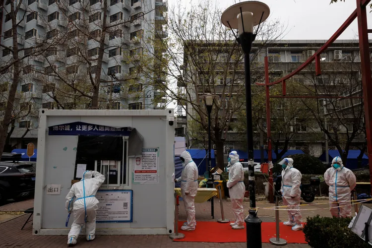 俗稱「大白」的防疫封控人員在北京準備執行作業前，先前接受檢測。路透社