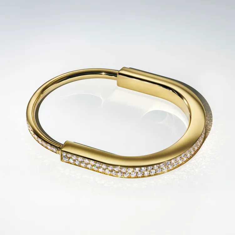 Tiffany Lock系列18K金鑲鑽手鐲，約94萬9000元，以品牌經典掛鎖主題為發想。品牌提供