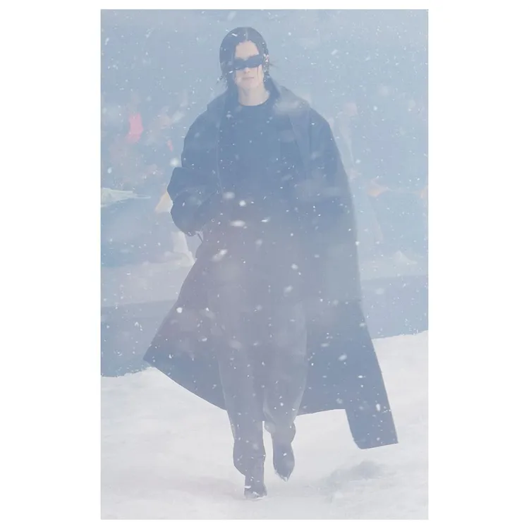 「豐臀金」身上的素皮大衣，首次出現在BALENCIAGA 2022秋冬大秀上。翻攝ephea_mycelium IG