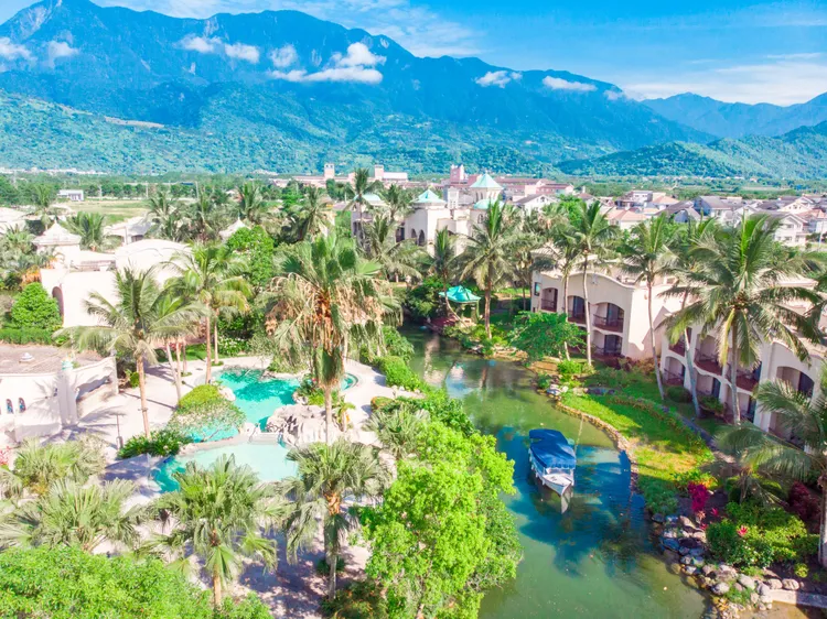 園區內有佔地萬坪的園林綠地，適合活潑的毛孩們來釋放精力。理想大地提供