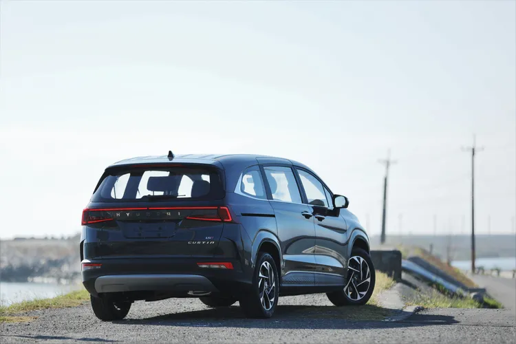 車尾則以貫穿式的左右C形尾燈為主軸，搭配置中的HYUNDAI字樣，略微拉高的底盤離地高，加上前後保桿下方的銀色下護板，讓它額外多出類SUV風情。林浩昇攝