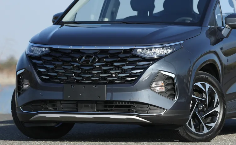 Sensuous Sportiness的造型語彙，讓Custin擁有極為前衛的車頭視覺，其中也如同Tucson L，將日行燈巧妙隱藏在黑鑽幾何水箱罩格狀中，相當有氣勢。林浩昇攝