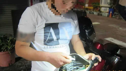 騎士機車未開大燈 警勸導意外查獲毒品