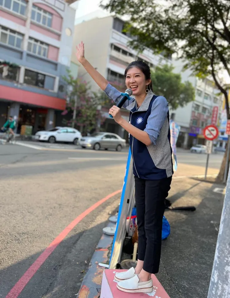 李明璇現擔任柯志恩發言人。翻攝李明璇臉書