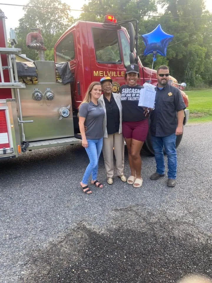 漢崔克（左二）出席消防隊活動。翻攝梅爾維爾鎮官方臉書/townofmelvillela