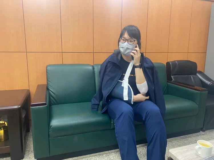 新北市警局局長黃宗仁電話慰問羅姓女警。警方提供