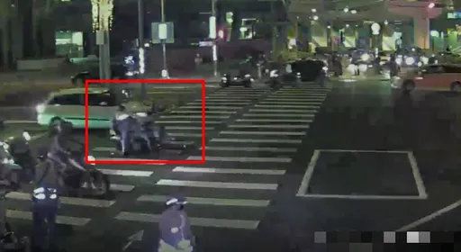 少年騎車未戴安全帽逛新北耶誕城　沿路違規還撞飛女警被逮