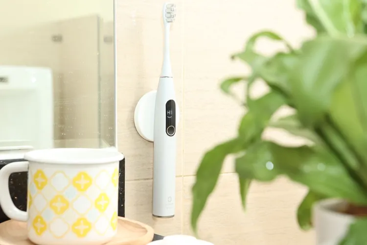 專屬磁吸壁掛架讓牙刷懸空自然風乾。翁玉信攝