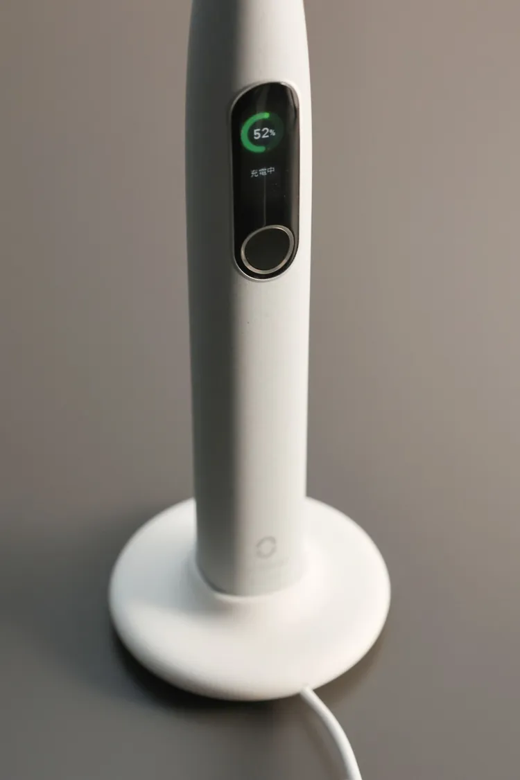 附有無線充電座。翁玉信攝