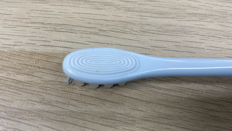 刷頭背部為軟膠舌苔刷。王雪玲攝