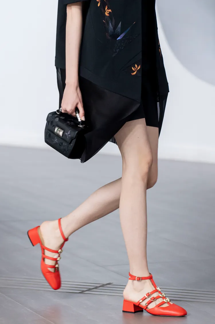 鞋款以羅馬鞋與瑪莉珍平底鞋為概念，拆卸式的設計彰顯出充滿獨特與可能性的1960年代精神，品牌提供