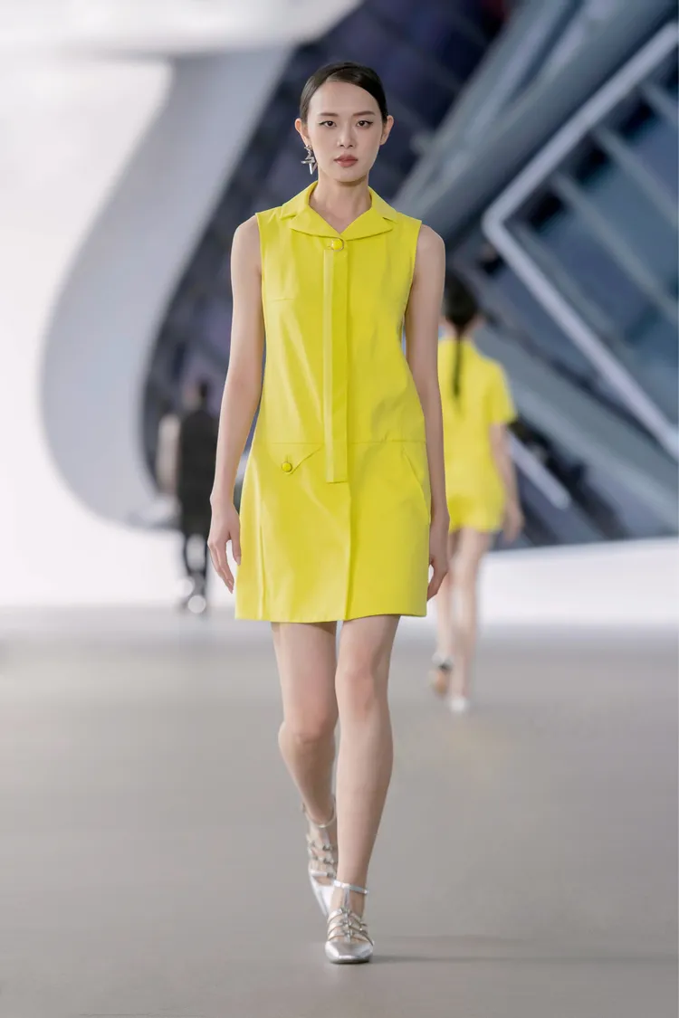 1960年代直率剪裁與套裝迷你裙，並以幾何圖案演繹三角裁片立體口袋。品牌提供