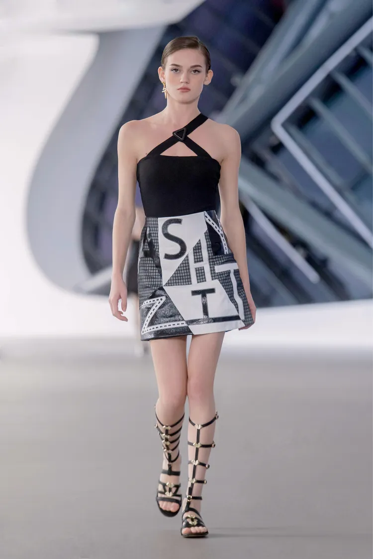 上衣的部分肩帶設計交錯出三角形狀，裙子則延續著幾何裁片的概念，將「SHIATZY」7個字母以貼布繡方式放置於各個裁片之中。品牌提供