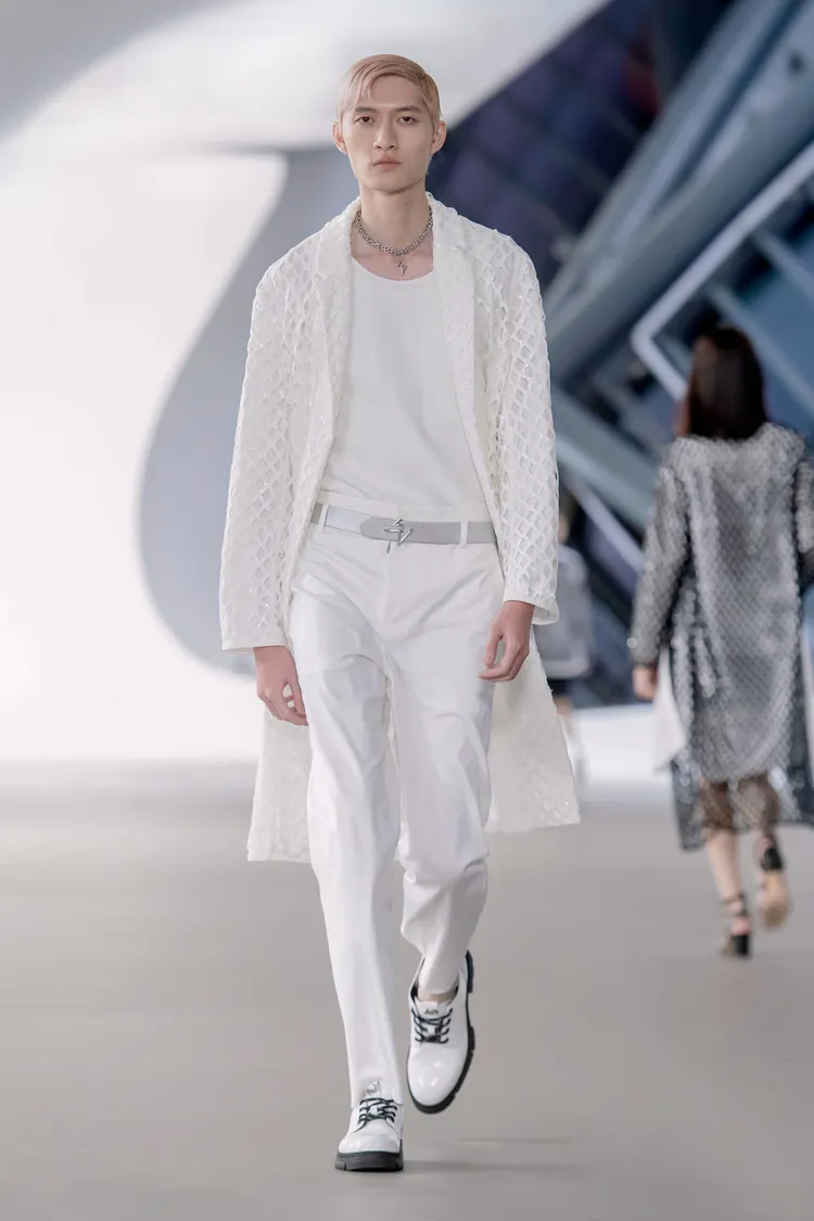 布料選用帶有鏤空的效果如棉質蕾絲、運動彈性網、編織網布、以及亮片菱格紋等，多樣化的材質選擇也為活潑的夏日男子衣櫥增添層次。品牌提供