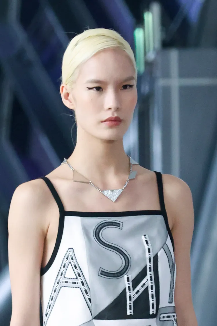 七巧板的七個板塊形狀組合轉化為項鍊和配飾。品牌提供