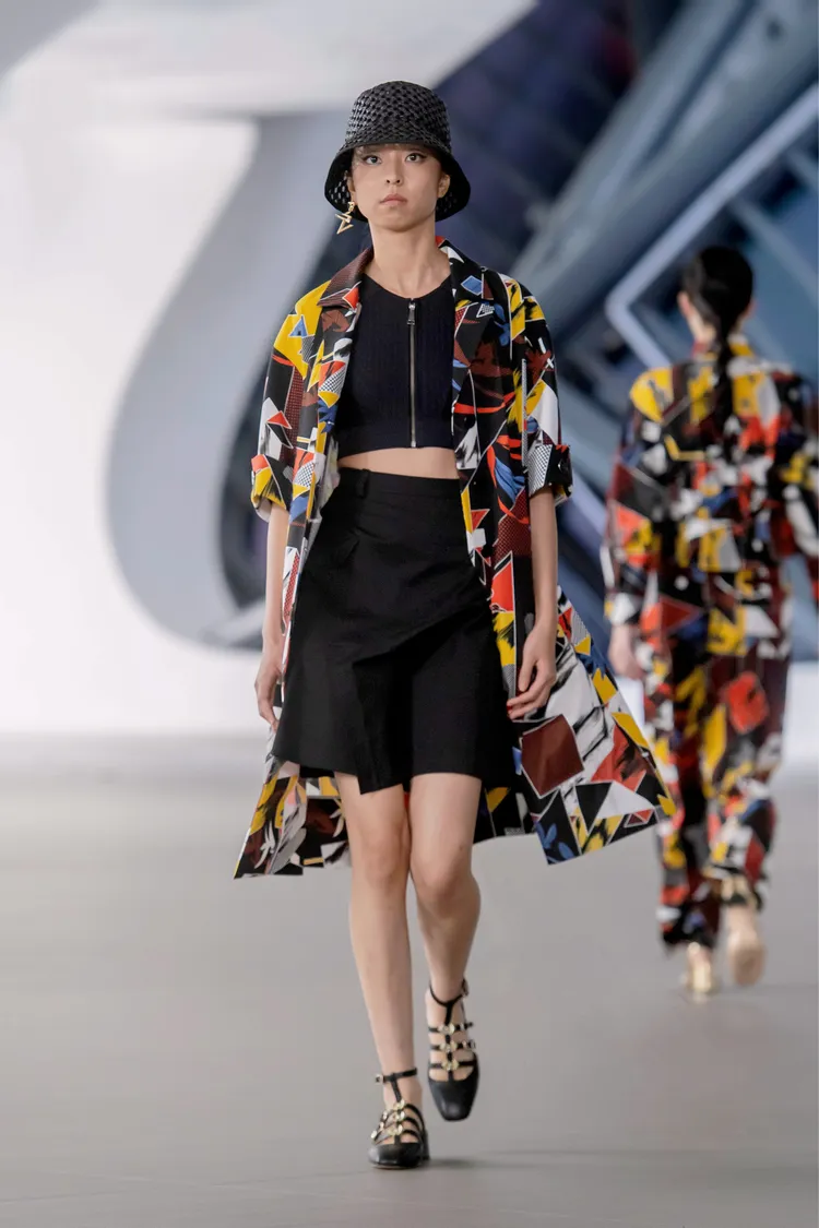 獨家開版布花融合普普藝術，以大量的幾何線條，搭配以色塊隱藏於其中的天堂鳥與蘭花剪影圖形，展現鮮明的活力。品牌提供