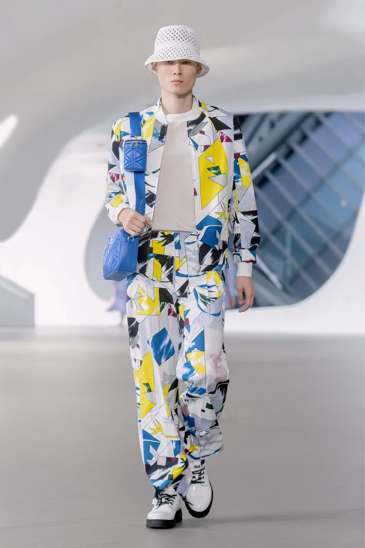 普普風格開版印花以成套搭配，組合出亮眼的街頭風格。品牌提供