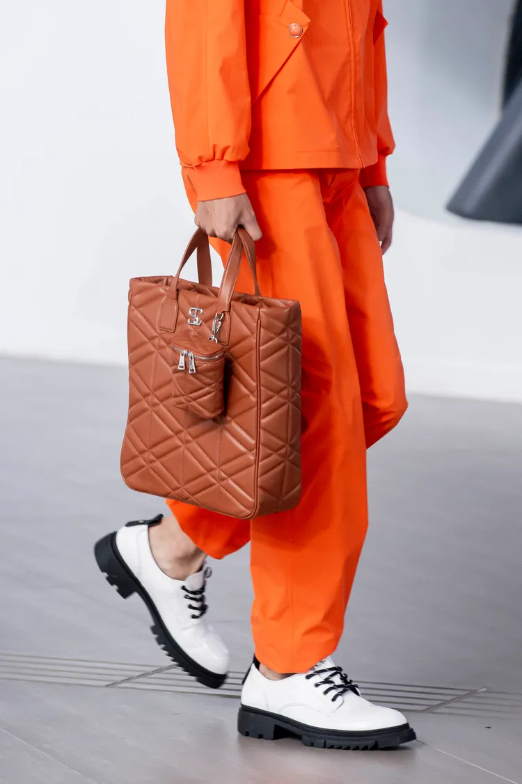 男性包款的重點為可自由轉換各式背法的子母郵差包與托特包，兼顧機能與美感的設計，滿足新時代更多個性化的需求。品牌提供