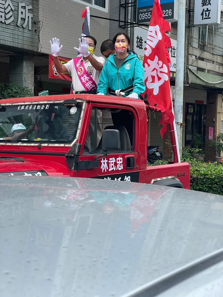 選前衝刺，陳其邁的妻子吳虹陪三民區高市議員候選人林武忠車隊掃街。陳其邁競辦提供