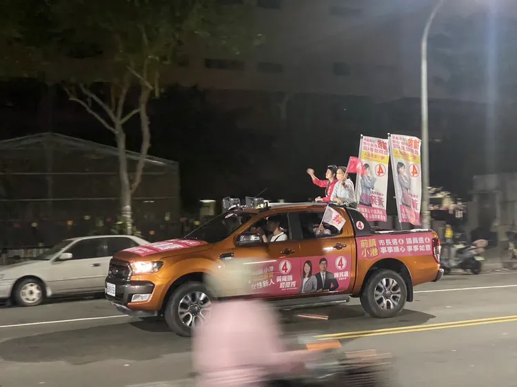 選前衝刺，陳其邁的妻子吳虹（白衣者）陪前鎮、小港區高市議員候選人黃雍琇車隊掃街。陳其邁競辦提供