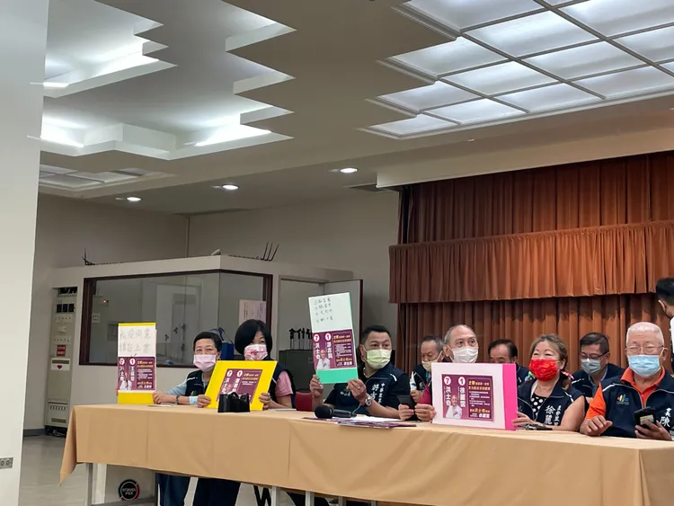 秦慧珠率21位里長出席記者會。劉彥宜攝