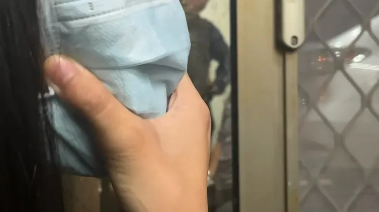 楊小妹說，當時輔導主任捏她的臉、拉她的頭髮和巴她的頭。家長提供