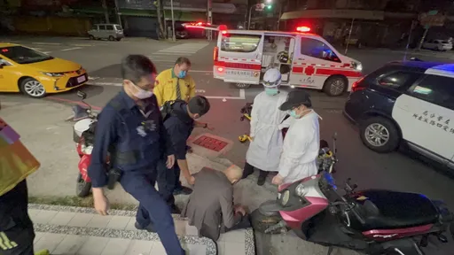 醉男下車跌倒撞破頭 血沾衣褲擔架上嘔吐警消急送醫