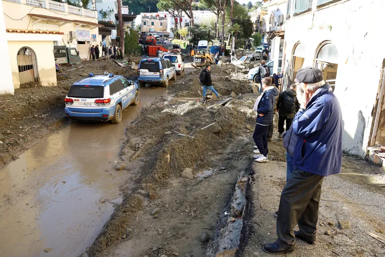 伊斯基亞島街道布滿土石流侵襲過後的泥濘。路透社