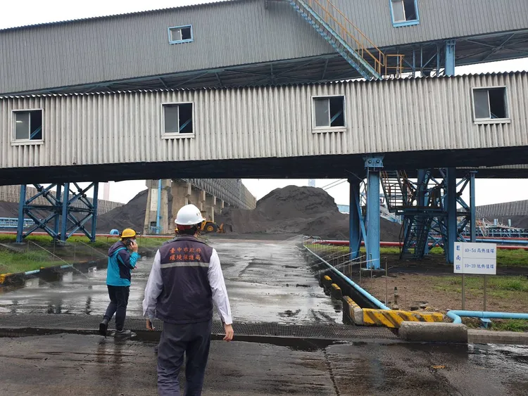 台中市環保局今天上午派員至中火儲煤場查核污染防制情形。台中市環保局提供