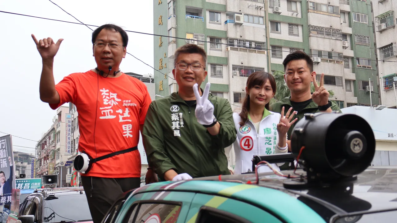 蔡其昌、前立委陳柏惟陪同市議員候選人謝志忠、廖芝晏,在豐原區車隊掃街拜票。鮮明攝