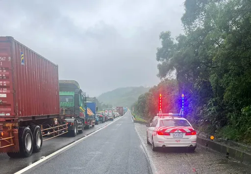 汐止南下坍方「怎麼北上也在慢?」 國道警超無奈:很多人在打卡看戲