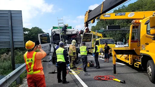 國3北上新竹關西段「紫爆」　僅開放內側道！聯結車不明原因肇事駕駛受困