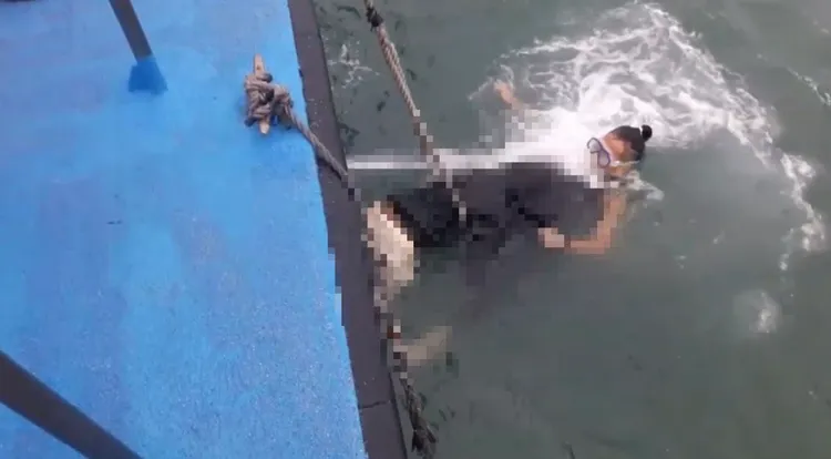 海巡艇長羅智鴻下水將大體打撈上巡防艇。澎湖海巡隊提供