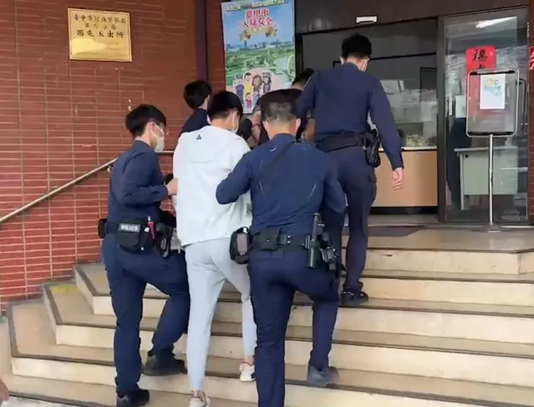 警方逮捕嫌犯帶回偵訊。讀者提供