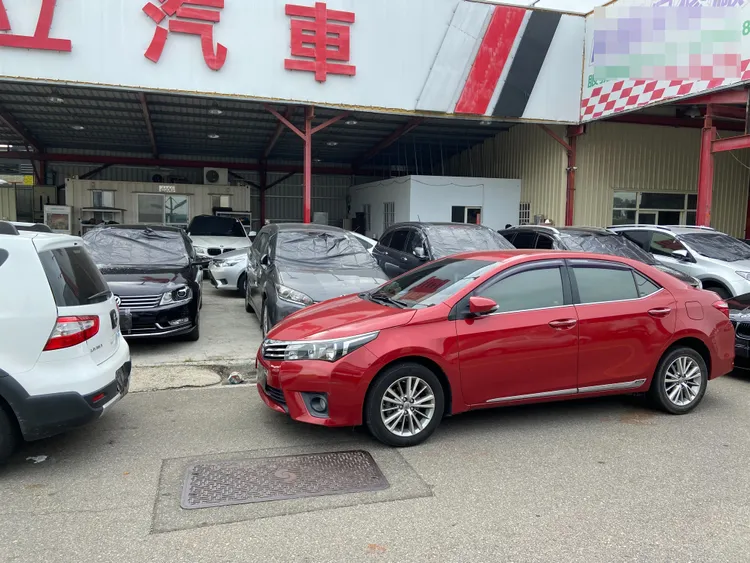 車行內共有11輛車被砸。讀者提供