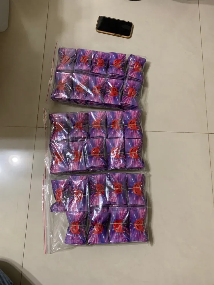 警方逮捕砸車嫌犯並起出毒品。讀者提供