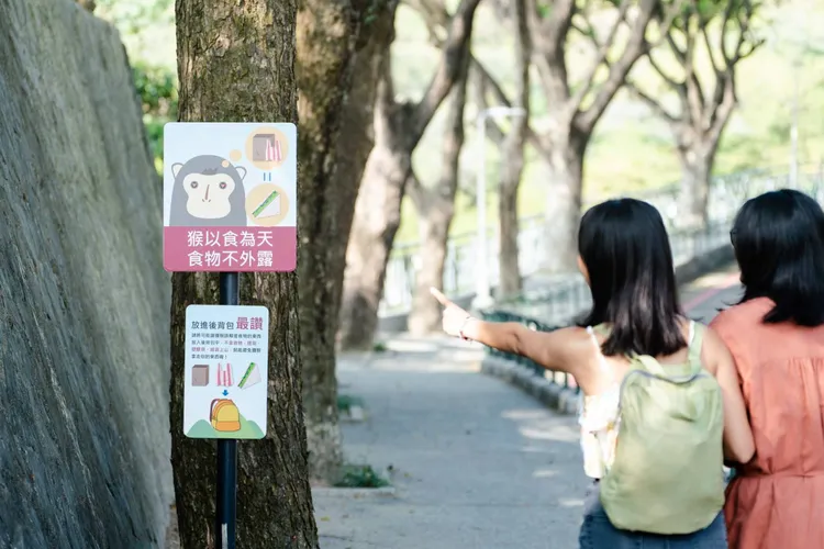 壽山動物園新設置獼猴的宣導牌面。台灣獼猴共存推廣協會提供