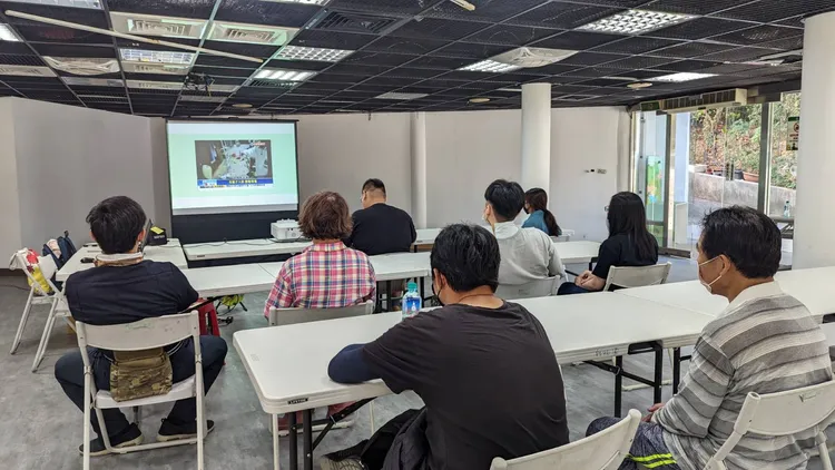 壽山動物園開園前，餐廳員工今天先上課。台灣獼猴共存推廣協會提供