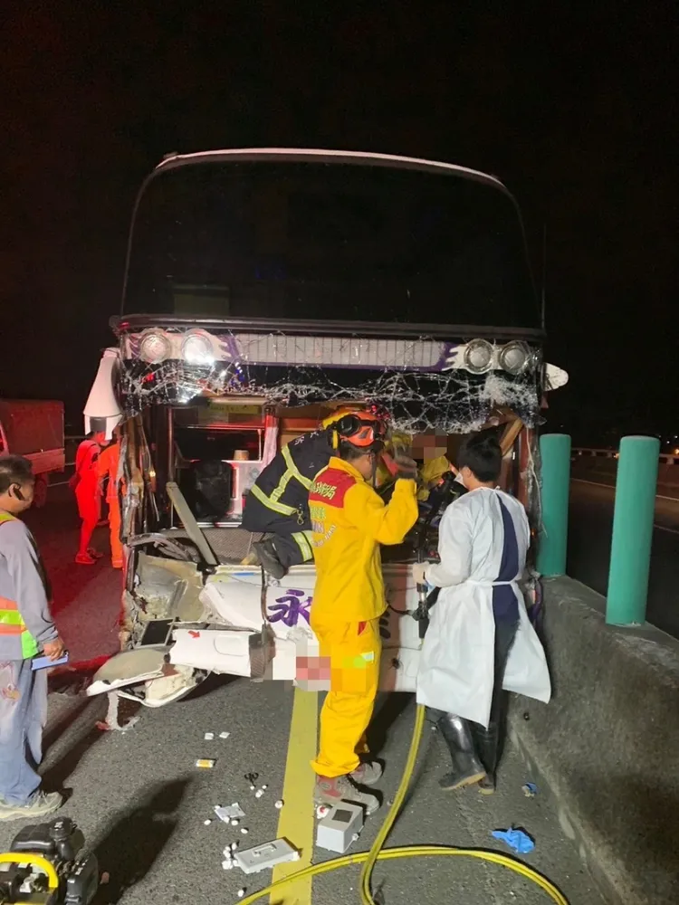 遊覽車撞擊面。警方提供
