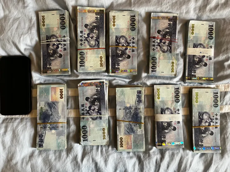 警方查扣的現金。翻攝畫面