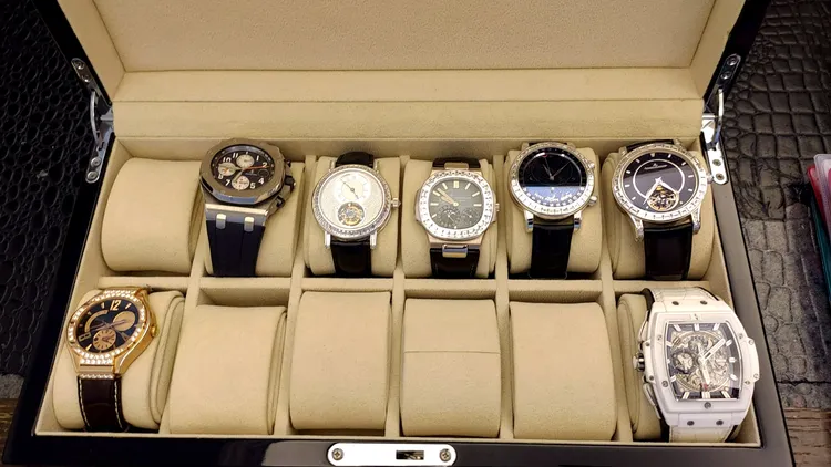 警方查扣的名錶。翻攝畫面