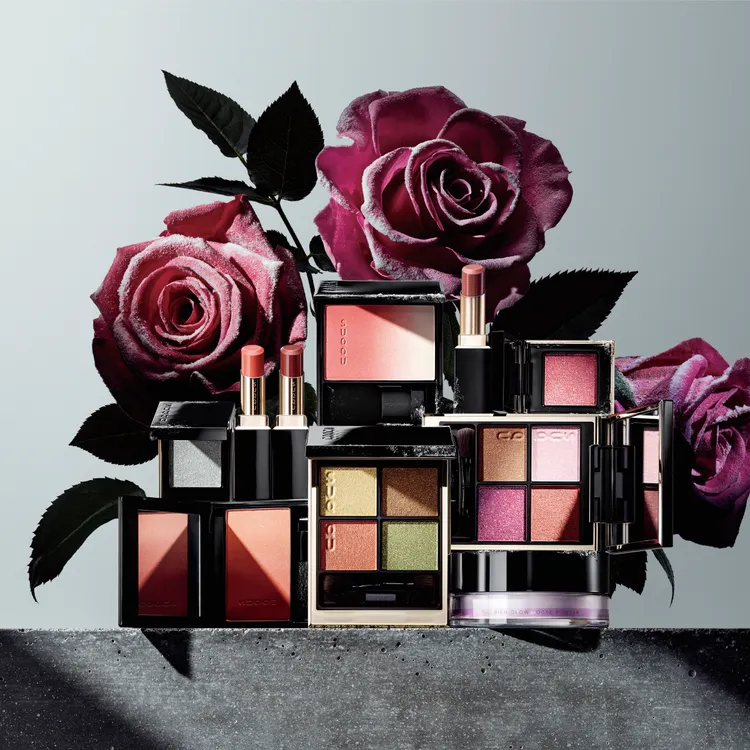 SUQQU假期系列彩妝，展現冬薔薇孤單而燦爛的美感。品牌提供