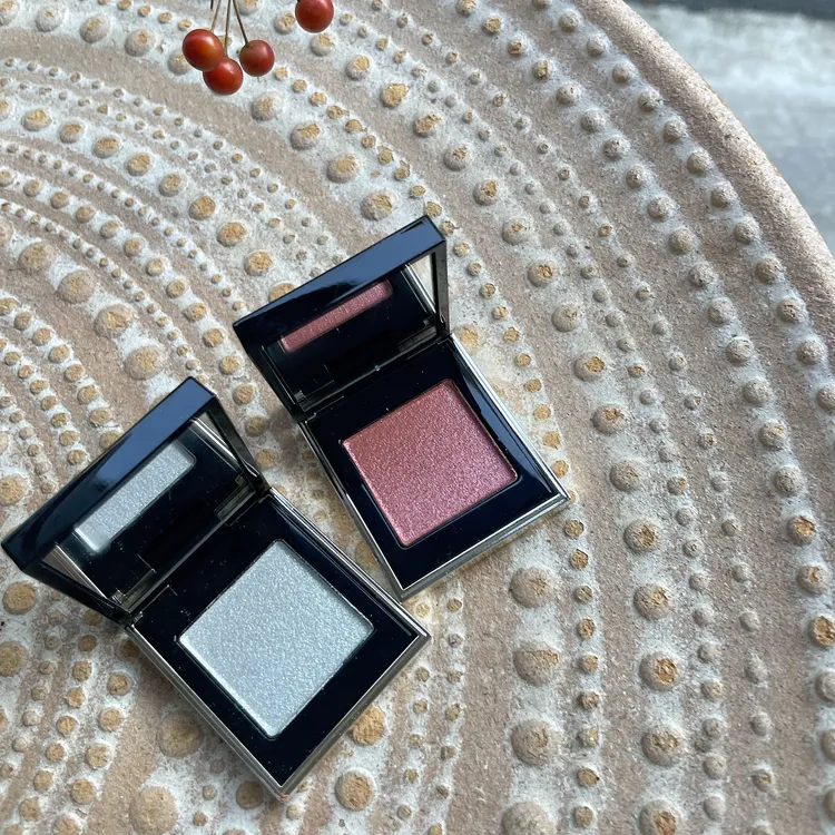 晶采立體眼影，各1400元。張家玲攝