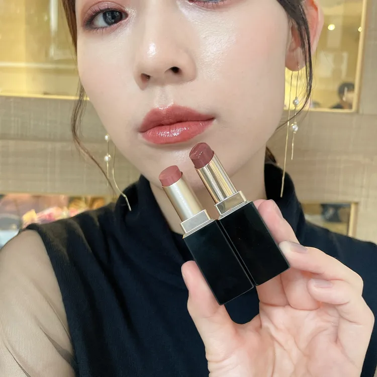 Model使用晶采艷澤唇膏#125寂寥搭配晶采淨妍潤唇膏，唇膏1900元、潤唇膏1500元。張家玲攝