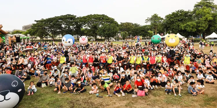 林智鴻日前在衛武營舉辦親子活動，運用熱氣球升高飛空宣傳。林智鴻提供